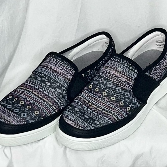 TRAQ BY ALEGRIA Sleeq Slip On Sneakers. Size 37. Super cute and comfy! - Picture 2 of 4